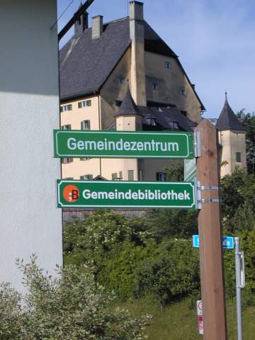 Wegweiser Gemeindebibliothek mit Schloss Goldenstein im Hintergrund