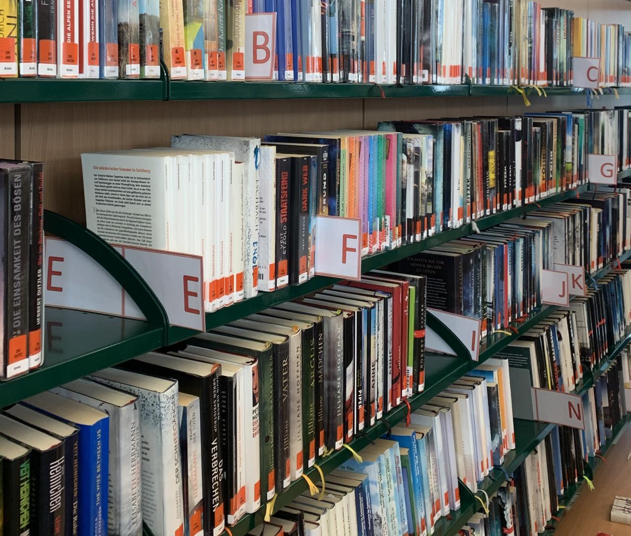 Bücherregal