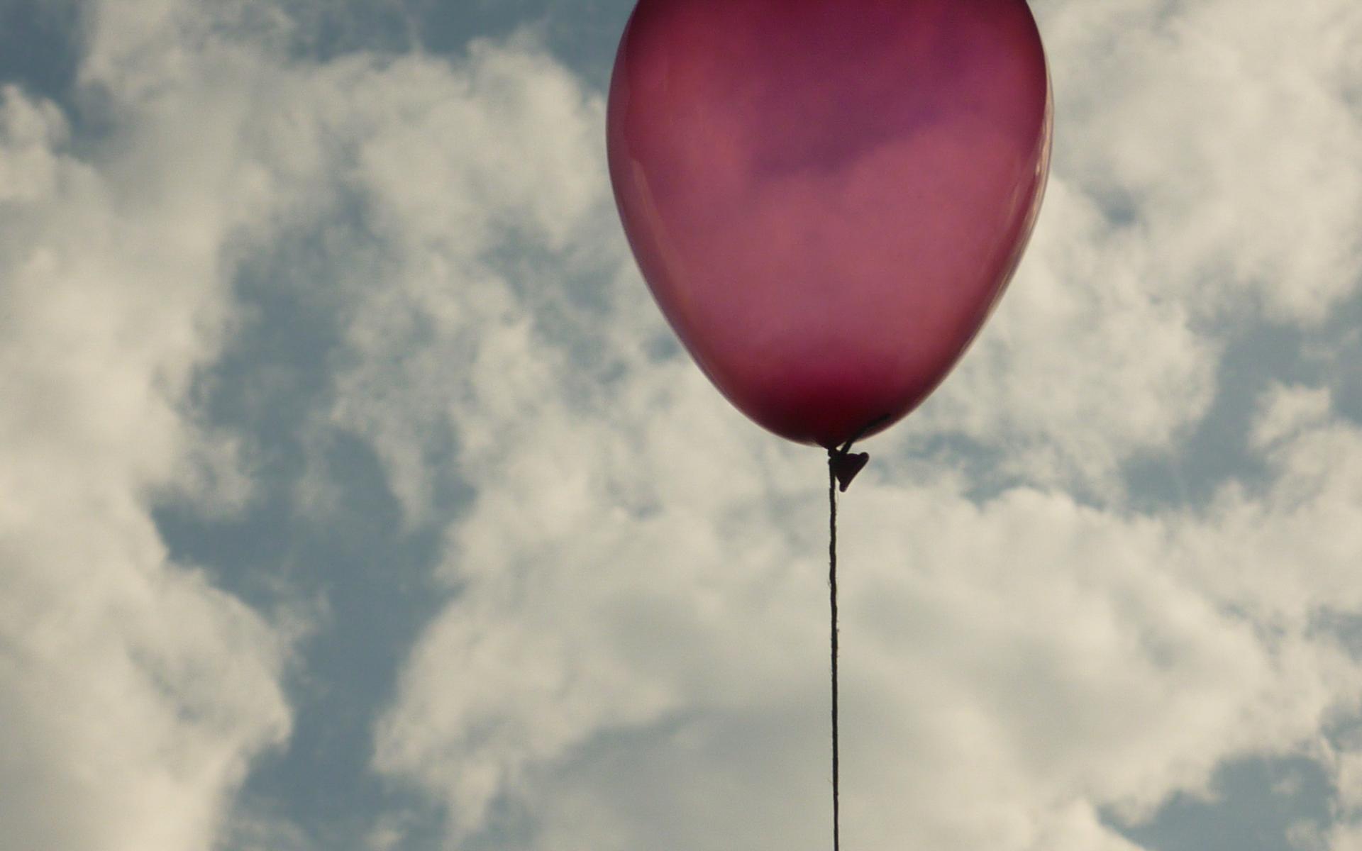 Buch an Luftballon